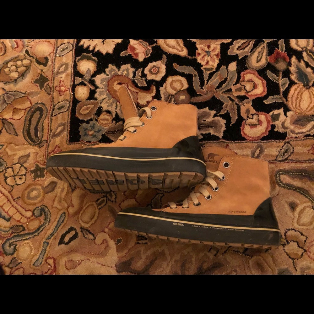 Never worn Sorel shearling boots - Picture 5 of 6